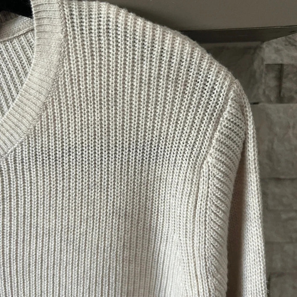 Olivia Warren Large off white sweater with  pleated sleeves - Picture 6 of 7